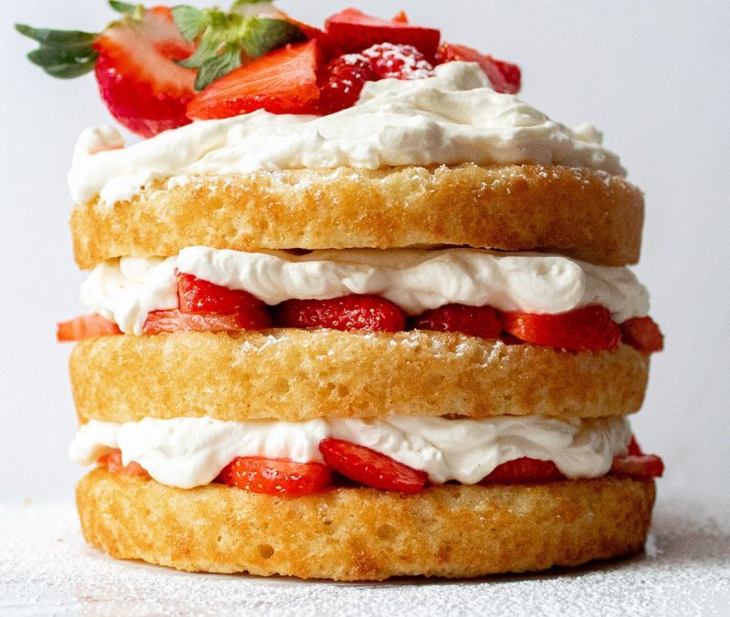 Vanilla Cake with Strawberries