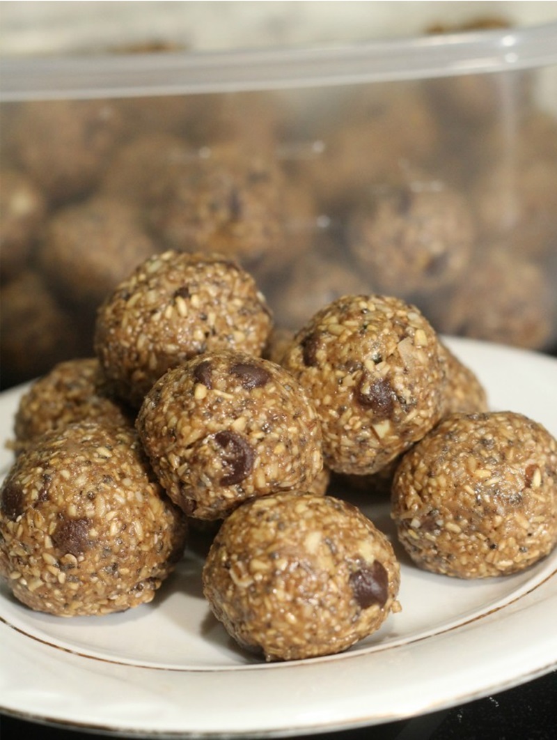 No Bake Oatmeal Chocolate Peanut Butter Protein Balls