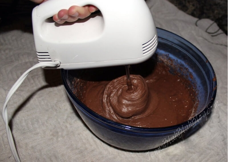 Halloween Black Cat Chocolate Cupcakes 12 mixing cake mix with mixer